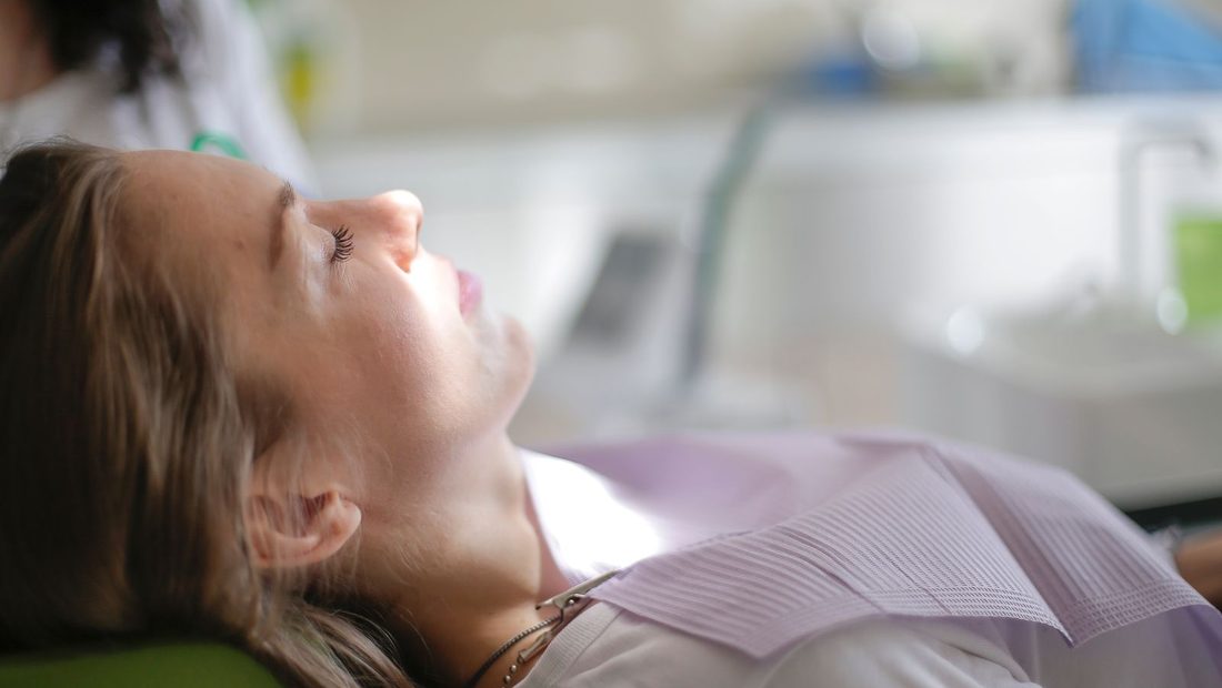 Paziente serena e rilassata sulla poltrona del dentista
