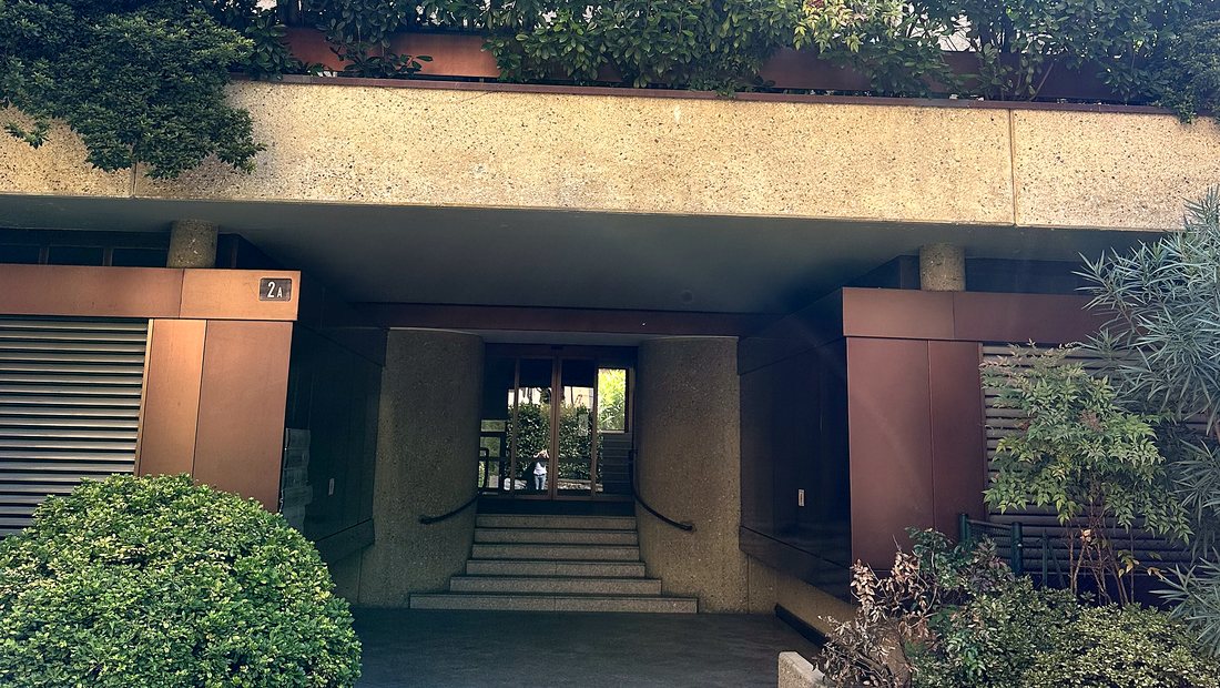 Ingresso dello stabile di Via Luigi Lavizzari 2A a Lugano, sede SD Studi Dentistici